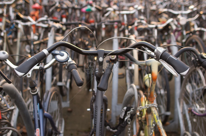 自行车轮子齿轮物品两轮车架子团体城市环境脚踏车运输图片