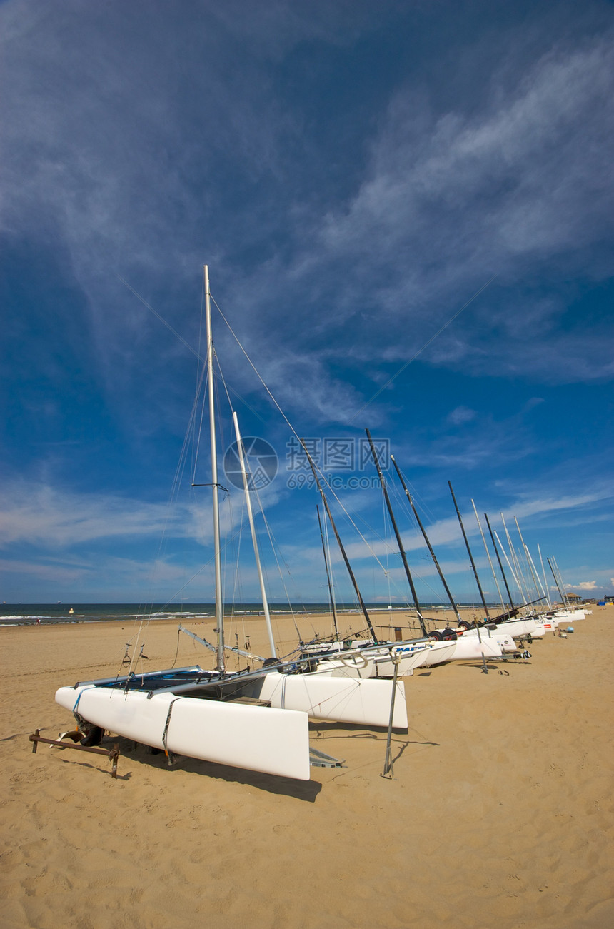 卡塔马人双体假期航行地平线团体帆船运动天空蓝色场景图片