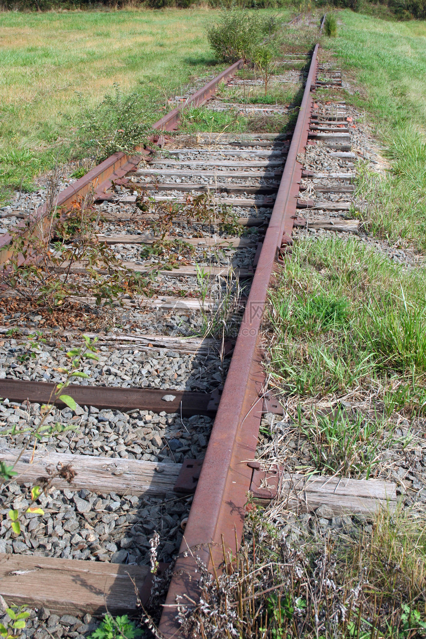 被遗弃的铁路轨道曲目碎石运输金属旅行绿色领带图片