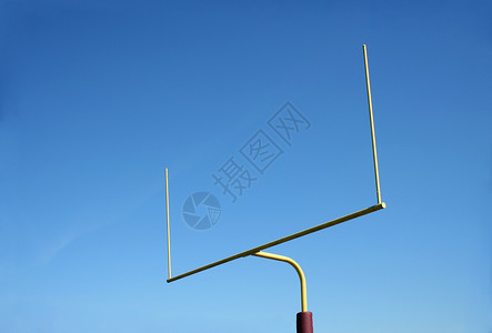 橄榄足球目标员额天空运动蓝色分数门柱草地背景图片