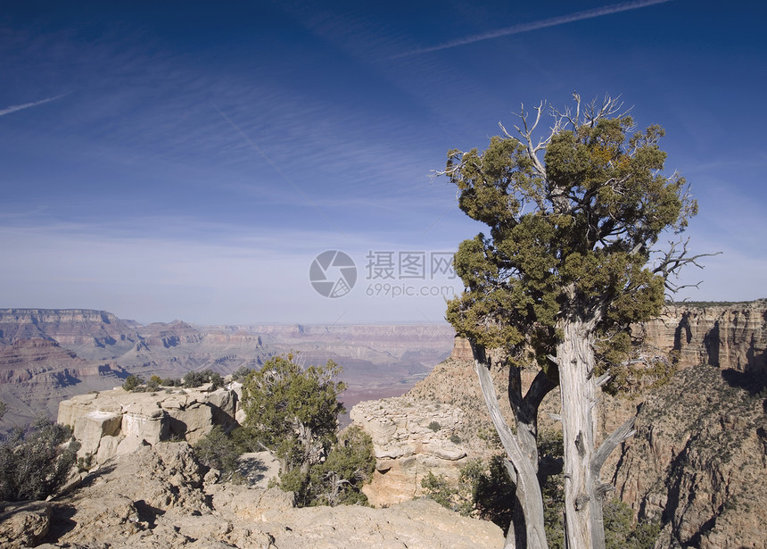 裸露沙漠之景蓝色蓝天粉色岩石拱门图片