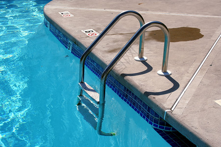 滑梯乐趣水泥液体反射泳池脚步水池楼梯蓝色休闲背景图片