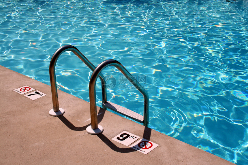 滑梯水池蓝色活动潜水液体脚步梯子反射泳池乐趣图片