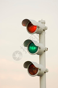 暴雨预警信号灯光街道技术预警徽章安全绿色木板过境交通物品背景