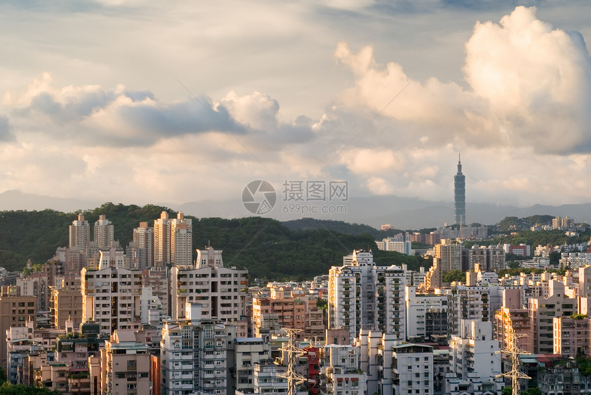 建筑和云层的城市景观全景旅游公寓首都戏剧性建筑学房子天空旅行摩天大楼图片