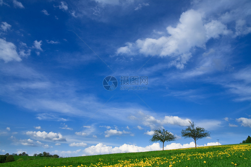 春色  绿地 蓝天空爬坡场地国家季节土地太阳晴天农村场景蓝色图片