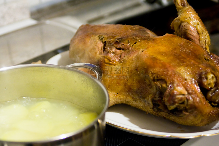 烤鹅 新年一顿丰盛的饭鸭子白色食物褐色金子火鸡茶点菜单火炉家禽图片