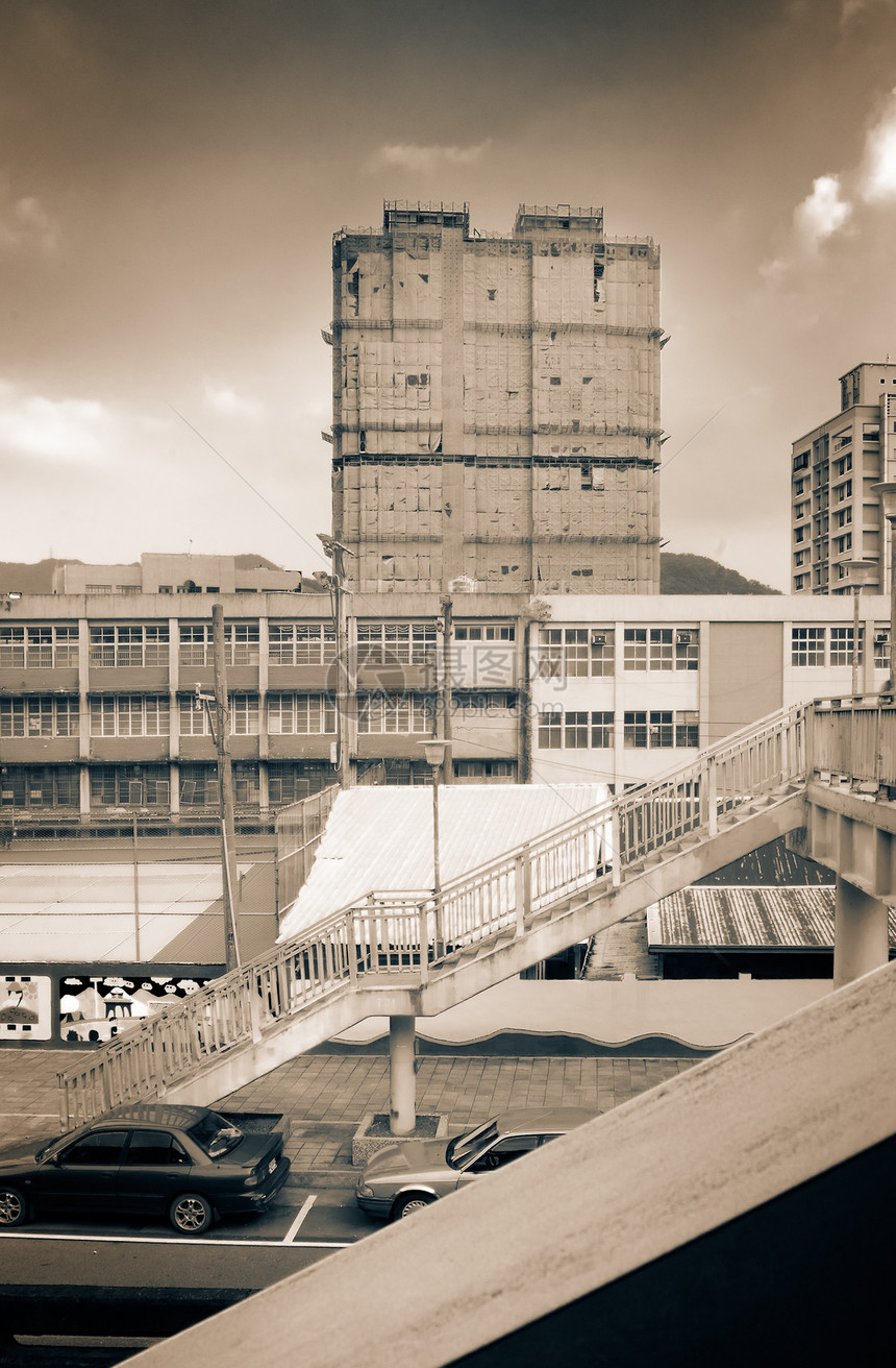 城市景观     飞越和公寓街道蓝色建筑学住宅天空财产旅游场景戏剧性天际图片