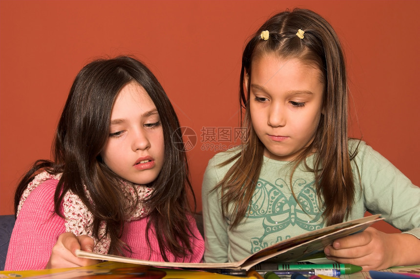 女孩在课堂上读书喜悦班级教育乐趣夫妻女性青年阅读学校童年图片