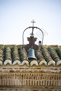 用黄铜铃的屋顶瓷砖背景图片