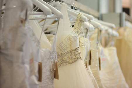 几件漂亮的婚纱裙子白色订婚新娘美丽婚礼衣服结婚婚姻材料背景图片