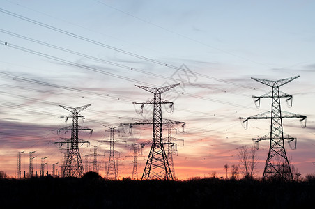 日落时电输电塔电平极电线力量传输输送能量电能照片电气电力棕色背景图片