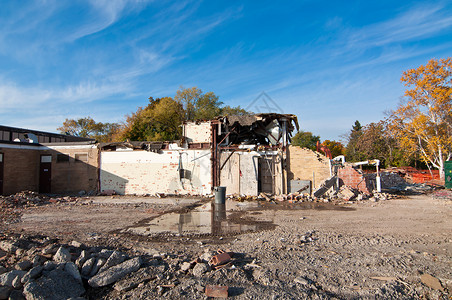 拆除旧的High学校大楼建筑瓦砾砖块背景图片