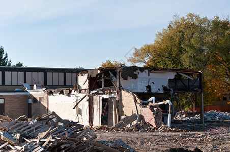 拆除旧的High学校大楼建筑瓦砾砖块背景图片