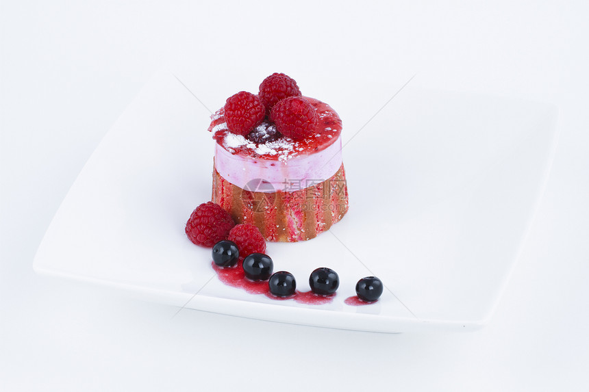 草莓和黑莓蛋糕冰糖风俗痕迹薄荷圆柱盘子红色圆形食物雪花图片