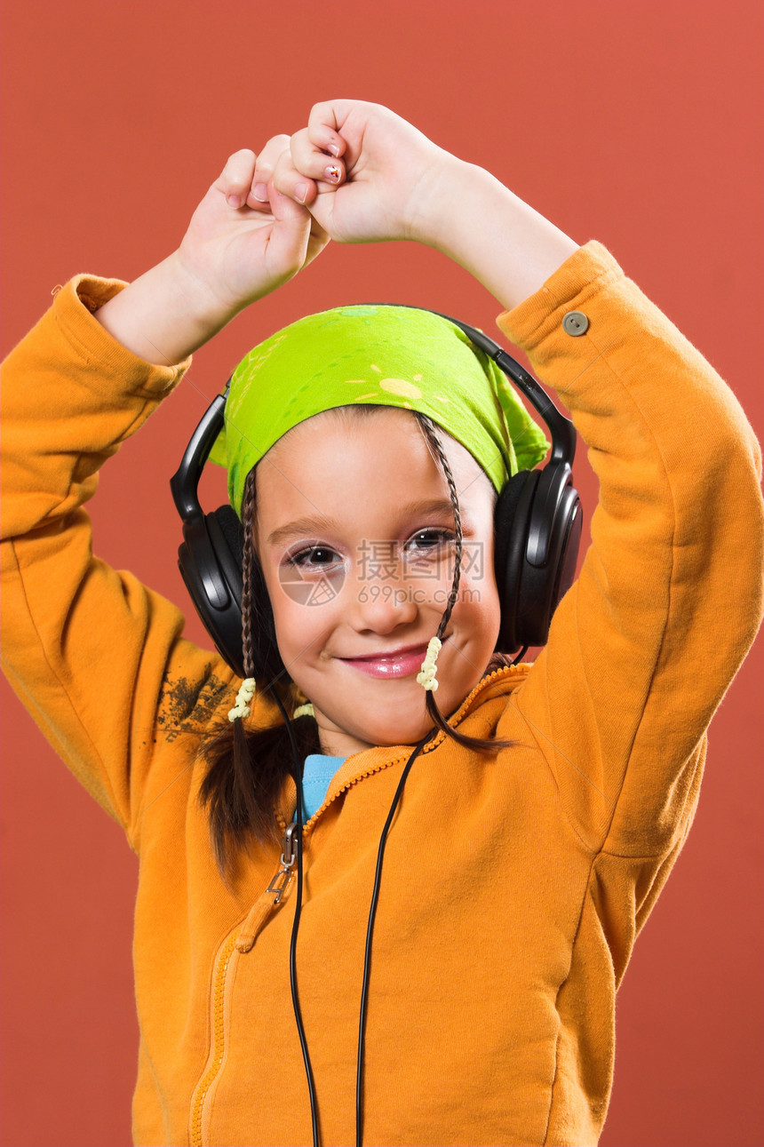 儿童用耳机听音乐情感嘴唇娱乐技术婴儿工作室美丽快乐幸福女性图片