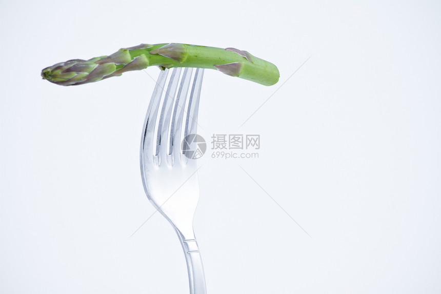 在叉口咬食肉类维生素概念蔬菜美食白色饮食食品营养健康绿色图片