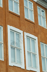 白色窗框的建筑物多彩多彩的外表框架建筑橙子灰色红色窗户背景图片