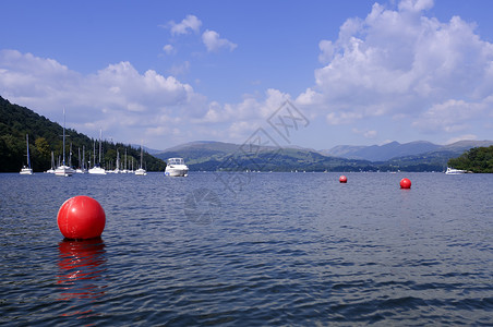 温德米尔湖反射绿色乡村天空白色桅杆红色背景图片