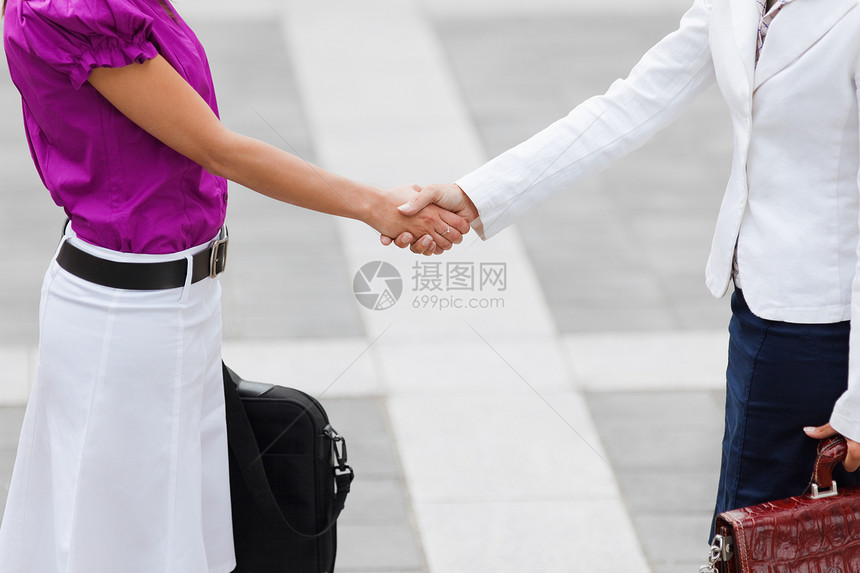 与妇女握手的妇女合作高视角职业会议商界商务业务关系团队工作图片
