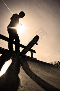 装载坡道滑板机孩子诡计侧影阴影木板娱乐空气特技滑板青少年背景
