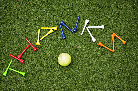 高尔夫多谢红色运动球座高尔夫球橙子粉色白色草皮草地字母背景图片