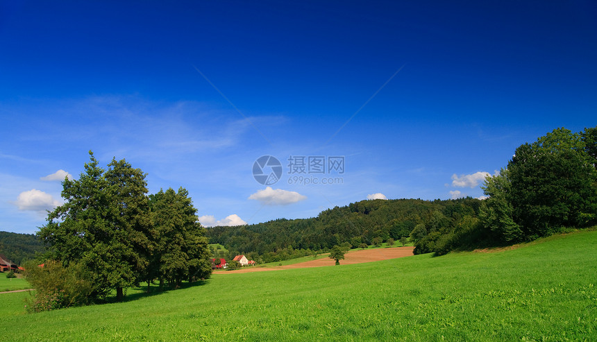德国蓝色蓝天空和山丘的地貌景观季节牧场草地环境自由全景农场太阳场景图片