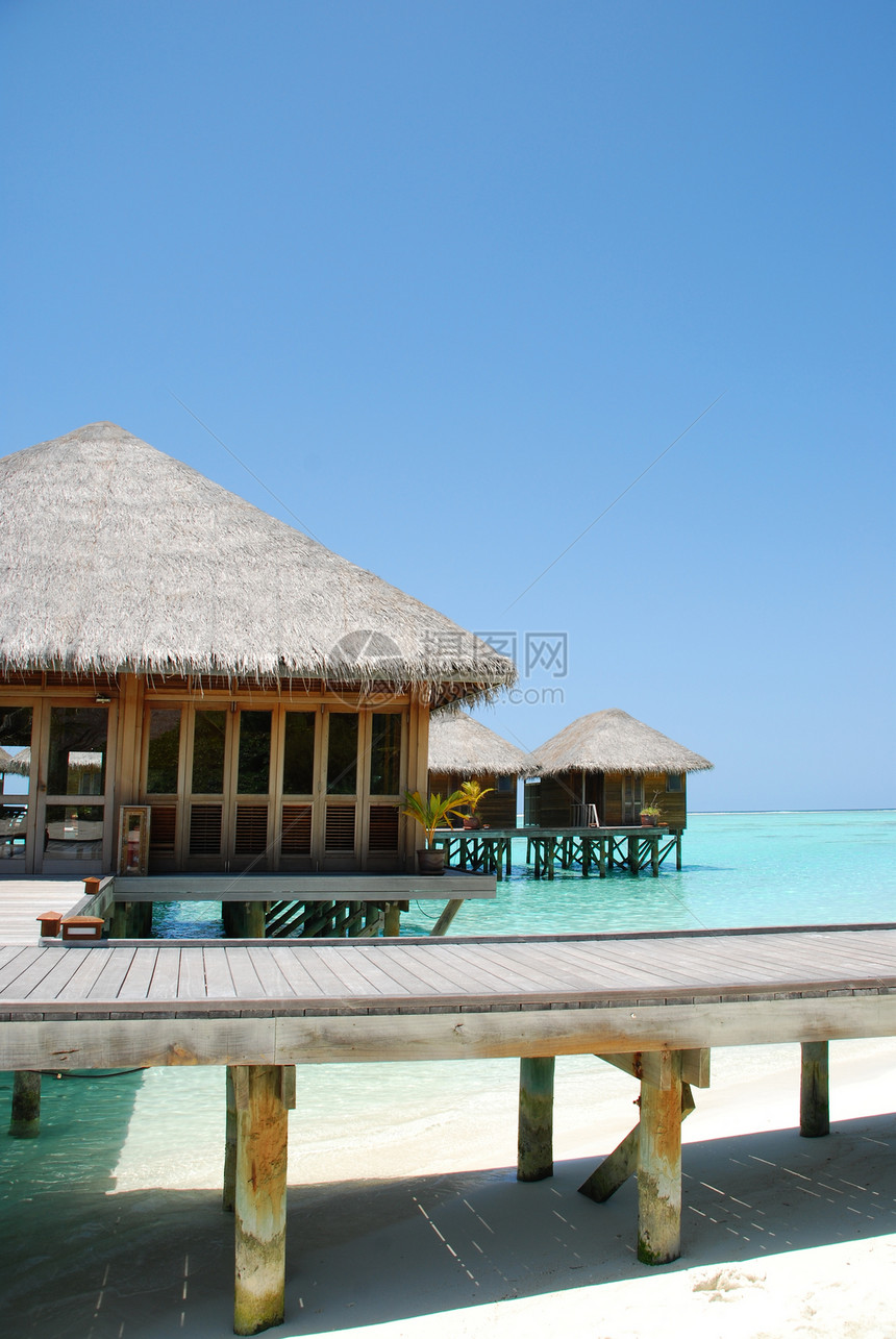 Bungalow在马尔代夫岛上的考古名人奢华蜜月支撑海岸线蓝色建筑学平房乐趣天空海岸图片
