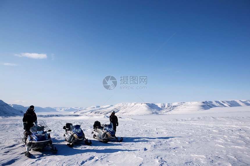 雪下流动冬季风景场景摩托车蓝色男人冒险车辆滑雪道旅行环境女士图片