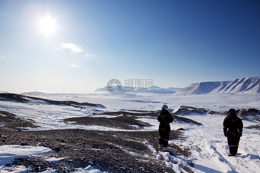 巴伦冬季景观男人旅游蓝色气候环境地形荒野游客场景风景图片