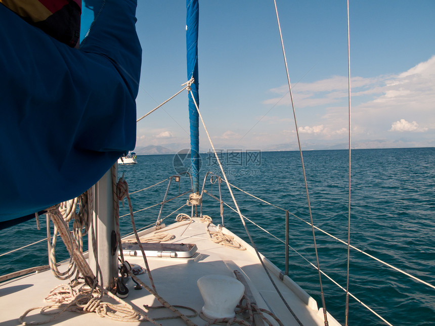 航行在平静海面的白色游艇闲暇波纹蓝色晴天桅杆涟漪帆船海洋旅行海岸图片