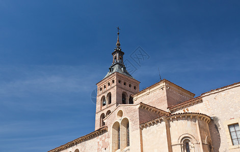 塞戈维亚大教堂在塞戈维亚的一个古老的教堂旅行建筑物建筑学游客旅游街道圣者宗教外观拱门背景