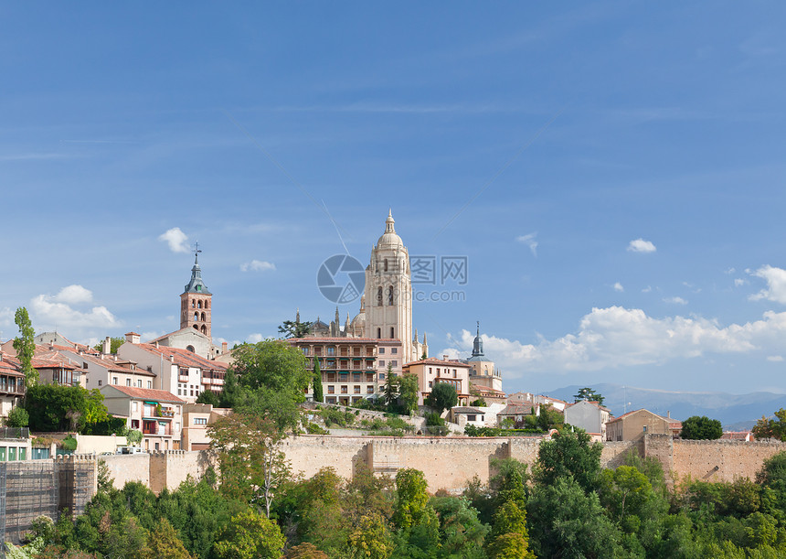 西班牙塞戈维亚大教堂拱门纪念碑国民街道遗产建筑学岩石宗教城市天空图片