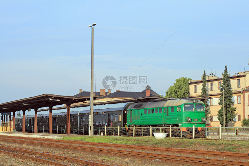 客乘火车力量路口运输车辆列车旅行假期旅客车站铁路图片