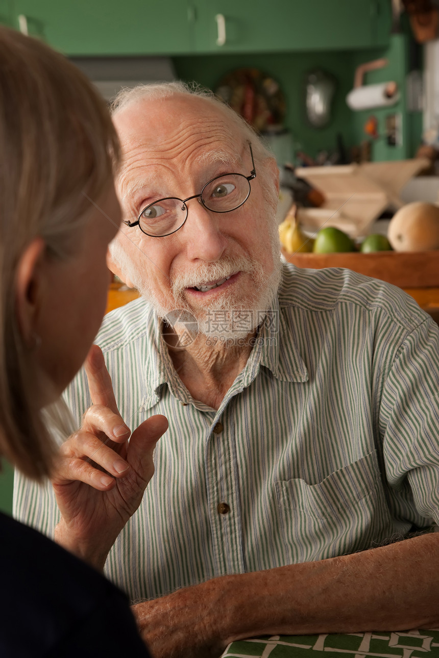 在家的老年夫妇关注男性灰色皱纹夫妻丈夫老年人眼镜男人讨论厨房微笑图片