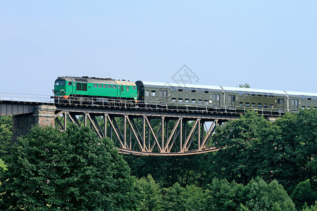 七月旅行季客乘火车抛光列车引擎运输农村风景阳光旅行铁路机车背景