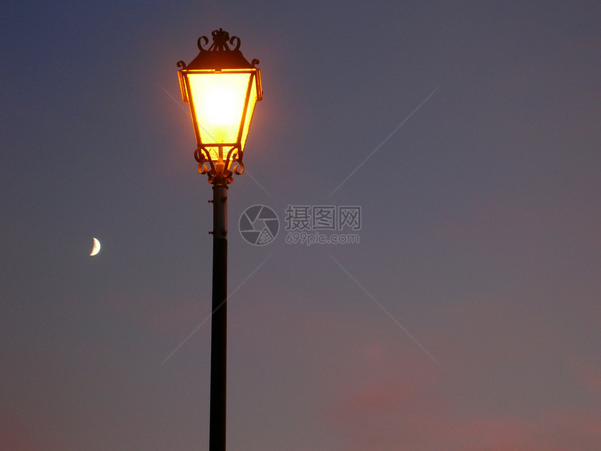 街灯月亮天空图片
