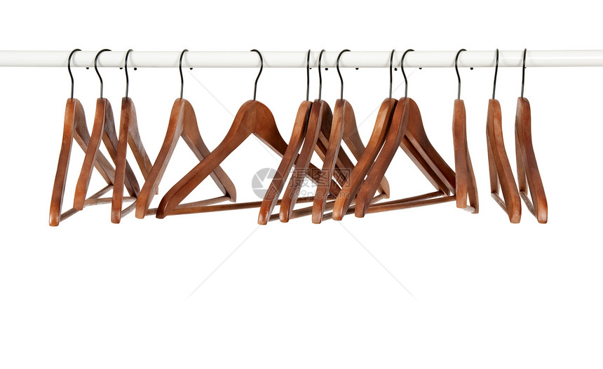 一根棍子上有很多木头吊架店铺精品服装店白色衣服壁橱衣柜水平金属架子图片