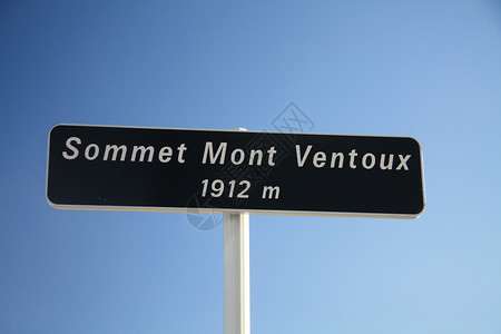 在法国蒙文图的顶端旅行天空蓝色背景图片