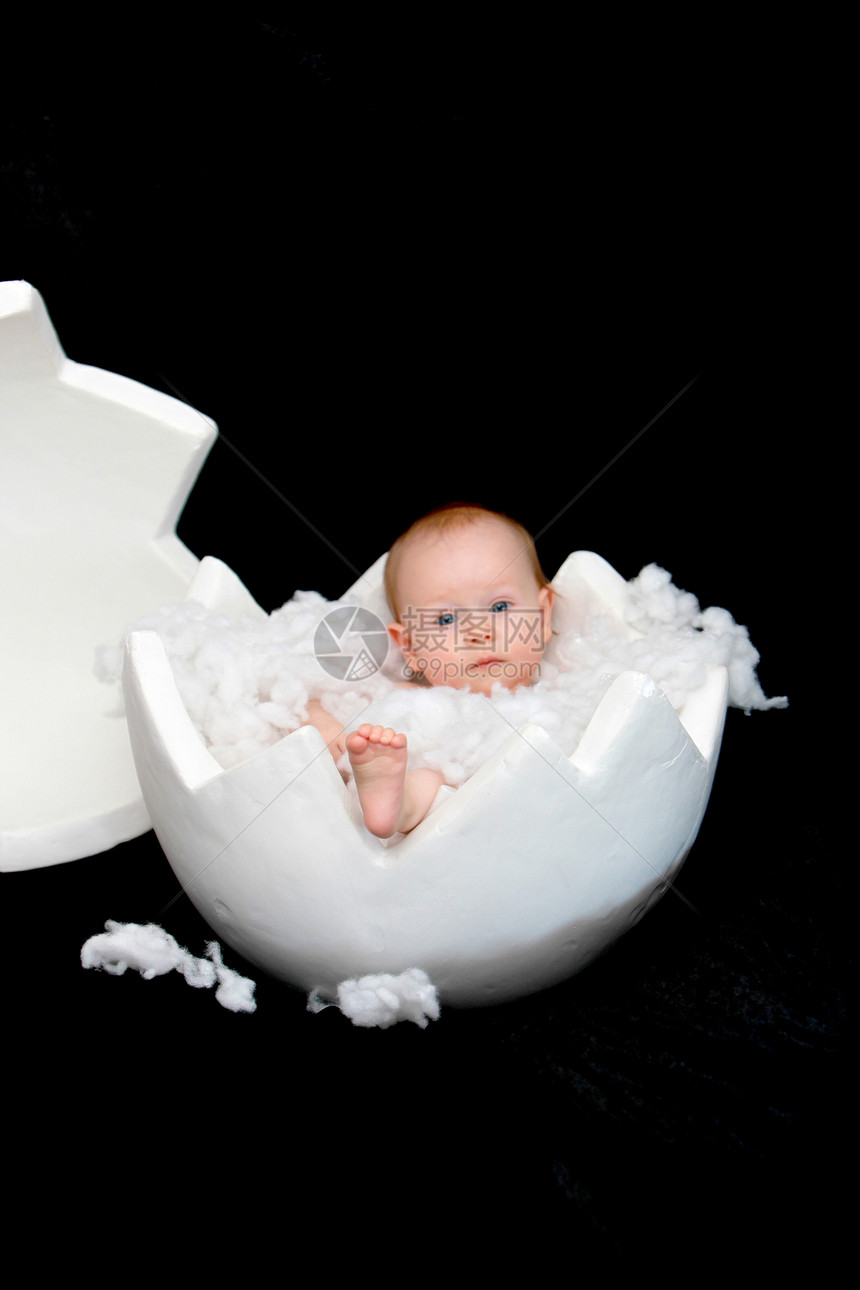婴儿坐在一个大的蛋壳里图片
