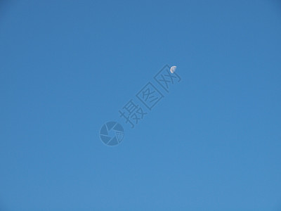 蓝蓝天空月亮材料天气多云白色晴天背景图片
