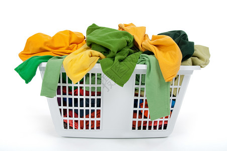 绿色衣服素材洗衣篮里的多彩衣物 绿色 黄色背景