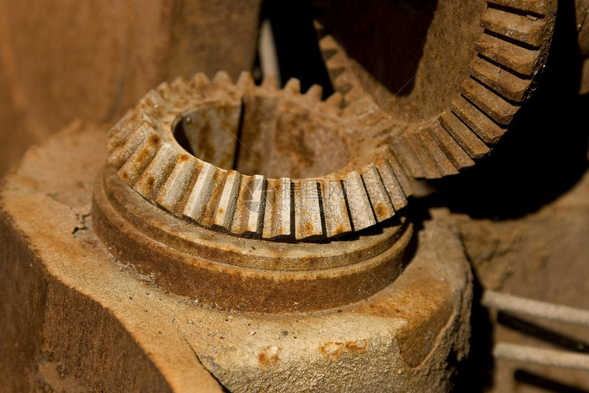 细细的旧生锈齿轮滑轮车轮牙齿绞盘圆圈机器技术腐蚀风化链轮图片