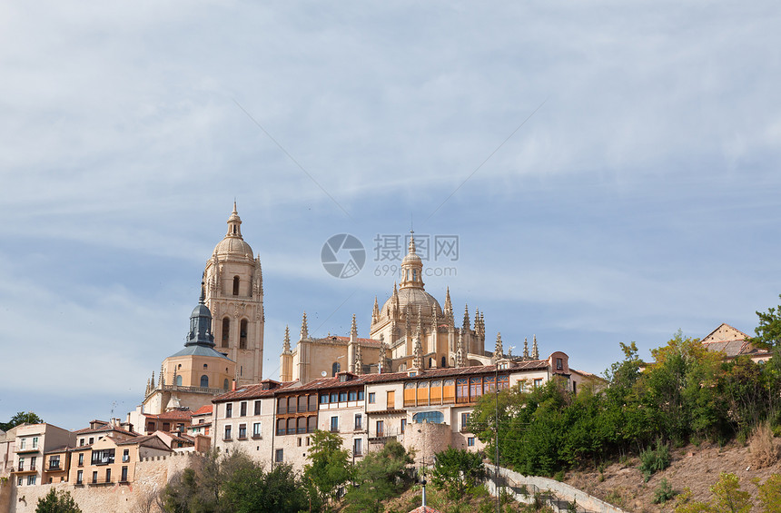 西班牙塞戈维亚大教堂宗教街道外观岩石纪念碑遗产天空教会建筑学拱门图片