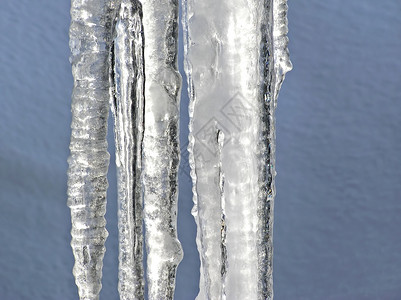 熔融冰柱季节蓝色脆皮反射背景图片