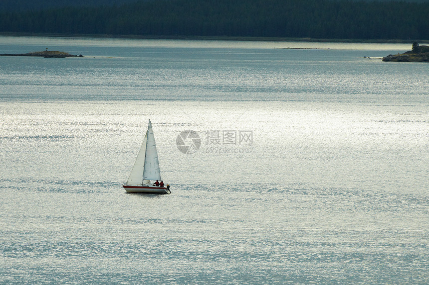 小型孤单海上游艇图片