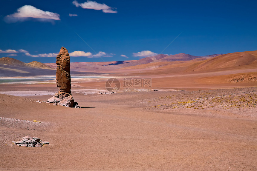 智利阿塔卡马沙漠附近地质巨石图片