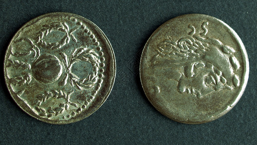 罗马硬币现金黑色背景图片