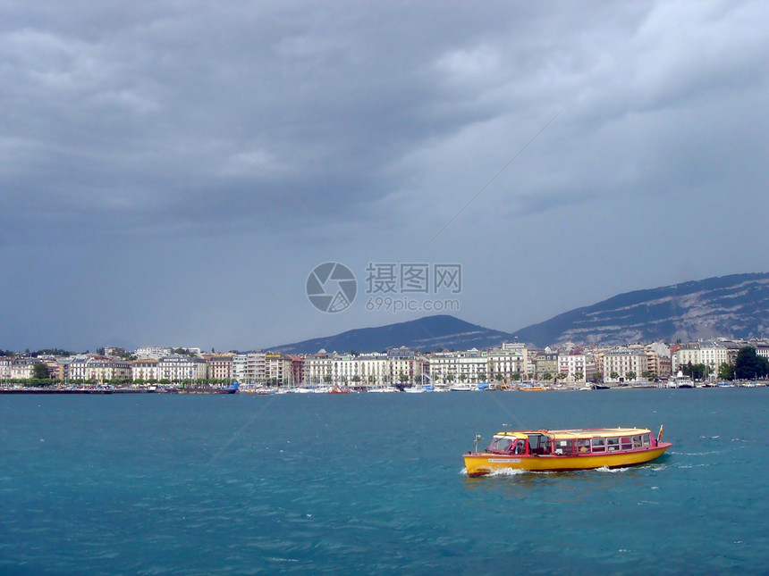 日内瓦湖的黄船 暴风天气图片