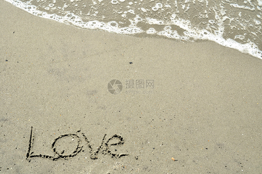 爱在沙沙中棕褐色海浪写作海洋泡沫图片